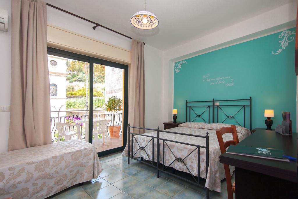 Hotel Donna Rosa SantʼAlessio Siculo Quarto foto
